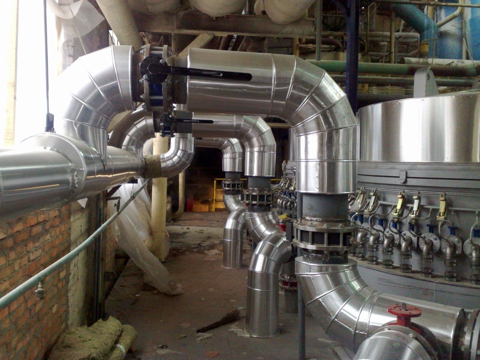 Metal-clad insulated pipework and valves