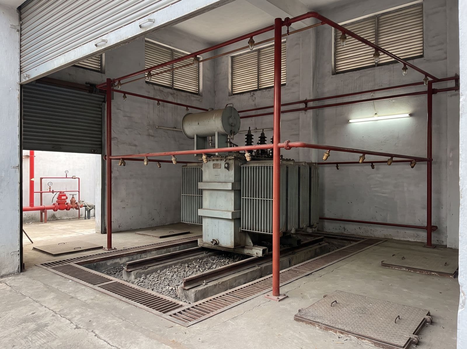 Indoor transformer bay protected by high velocity water spray projectors