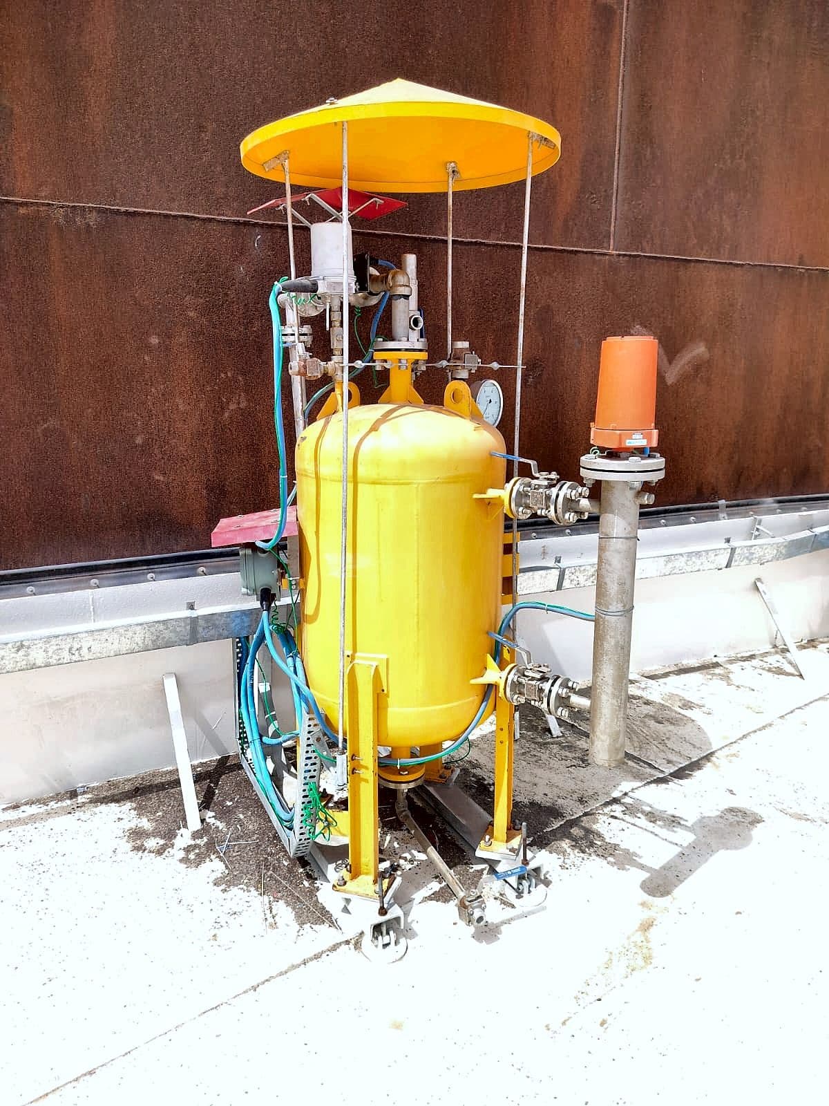 Rim seal fire protection unit installed on a floating roof beside the tank shell